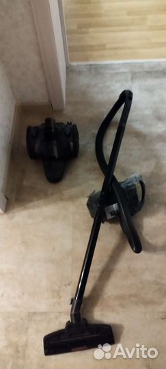 Пылесос (сломан корпус)