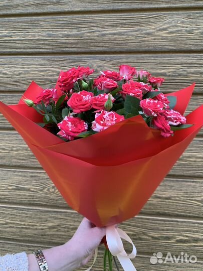 Букет из красной кустовой розы 50 см