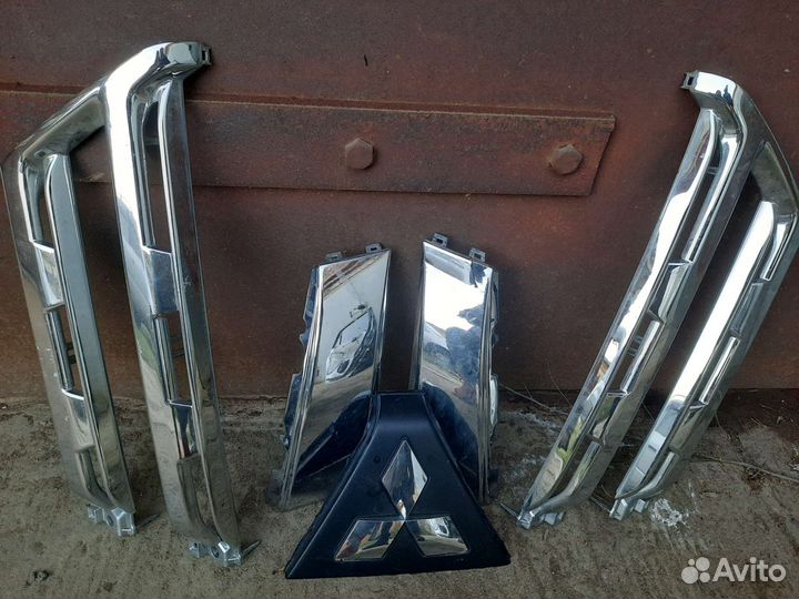 Продам накладки радиатора Mitsubishi Pajero