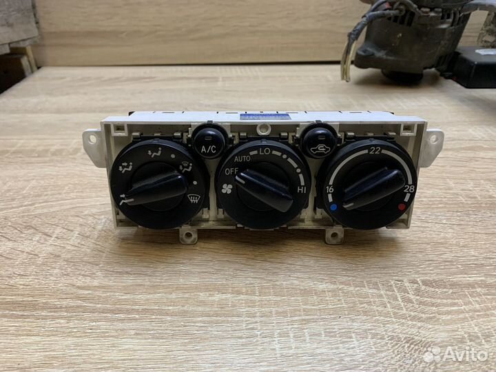 Блок управления отопителем Toyota Avensis 1