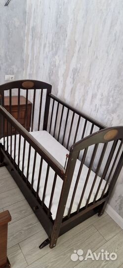 Детская кроватка с маятником