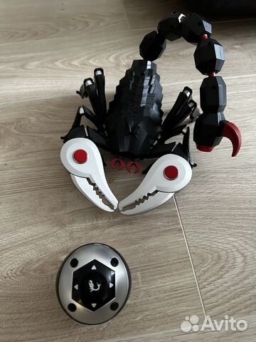 Робот скорпион на пульте