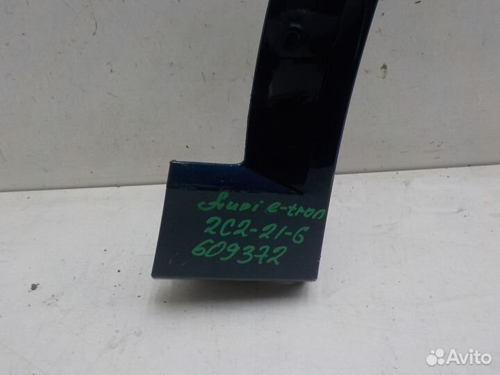 Накладка крыла переднего правого Audi e-tron 2018