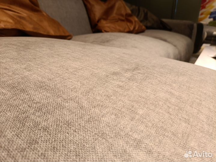 Современный диван с оттоманкой