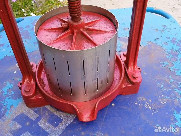 Старый пресс для винограда, чугун