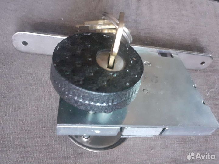 Замок с ключами