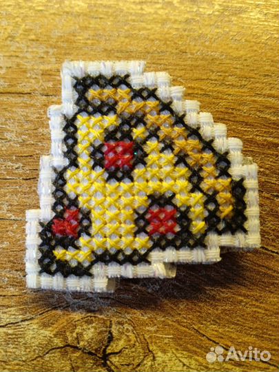 Значек вышивкой крестиком