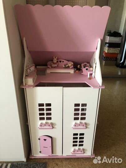 Большой деревянный кукольный домик с мебелью