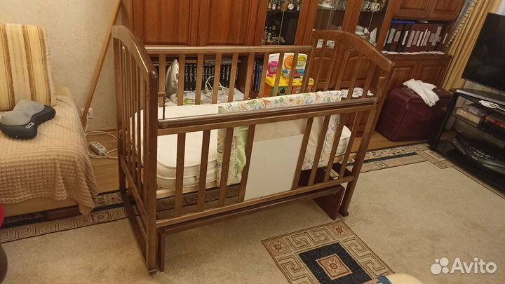 Детская кроватка с маятником