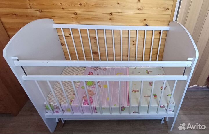Детская кроватка с маятником и ящиком