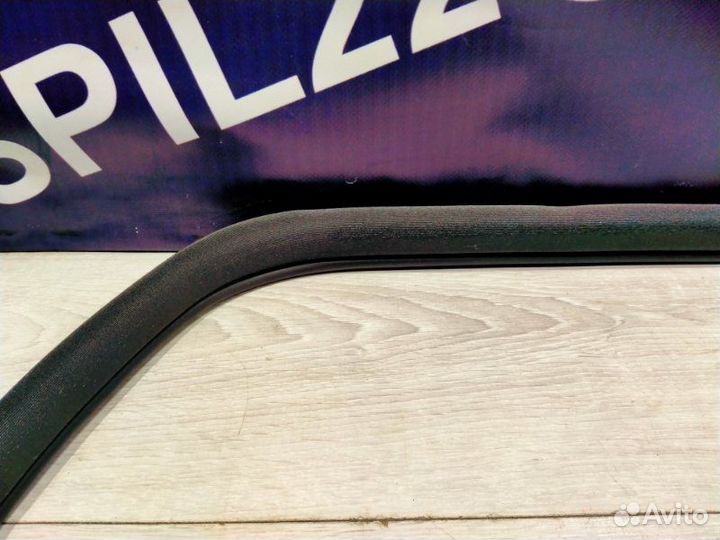 Уплотнитель дверного проема передний правый