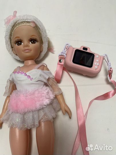 Кукла и детский фотоапарат