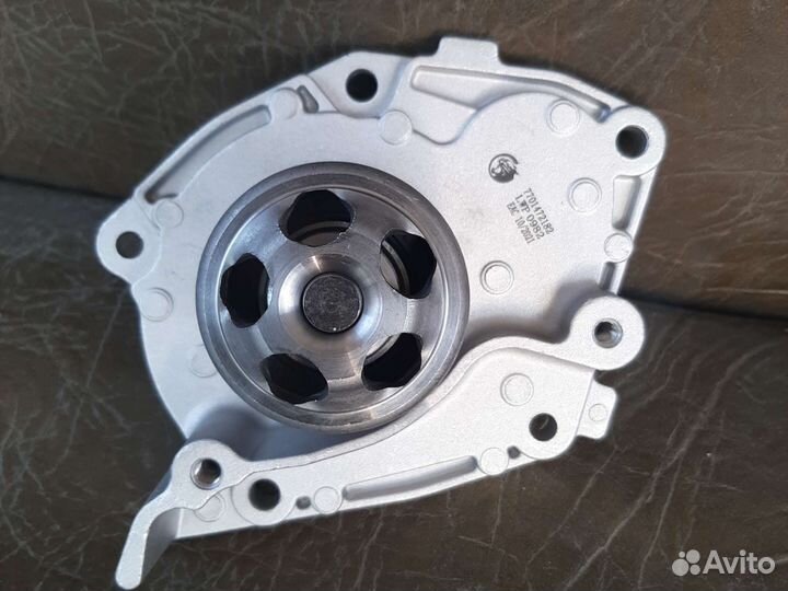 Помпа renault duster 2.0i F4R LWP0982 L