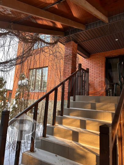 Коттедж 257 м² на участке 12 сот.