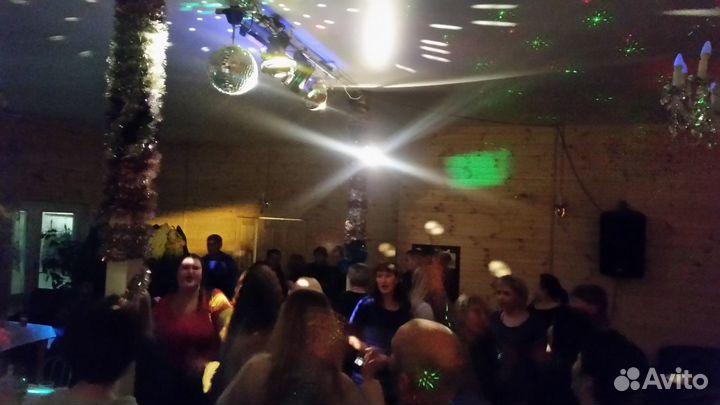 Диджей DJ с аппаратурой