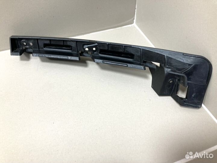 Кронштейн правой фары Kia Rio 4 рестайл 2020