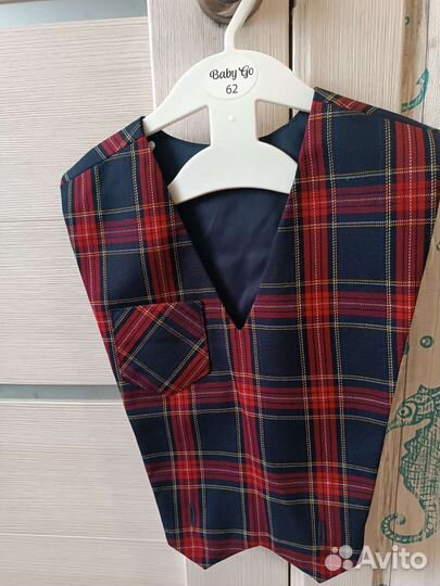 Форма жилетка и белый воротник