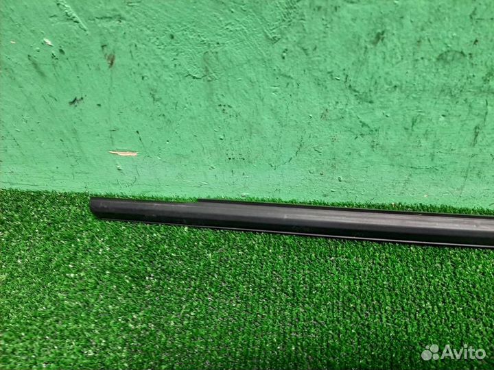 Уплотнитель стекла передний правый Honda Civic 4D