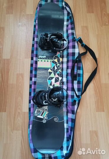 Сноуборд с креплениями и чехлом