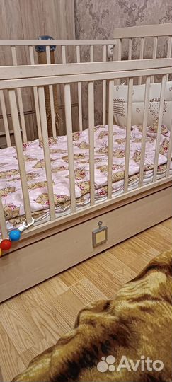 Детская кроватка с маятником