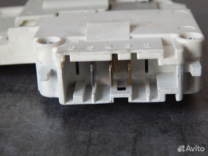 Блокировка люка ст.машины Zanussi арт. 1240349017