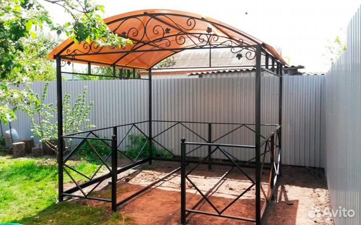 Беседка с элементами ковки