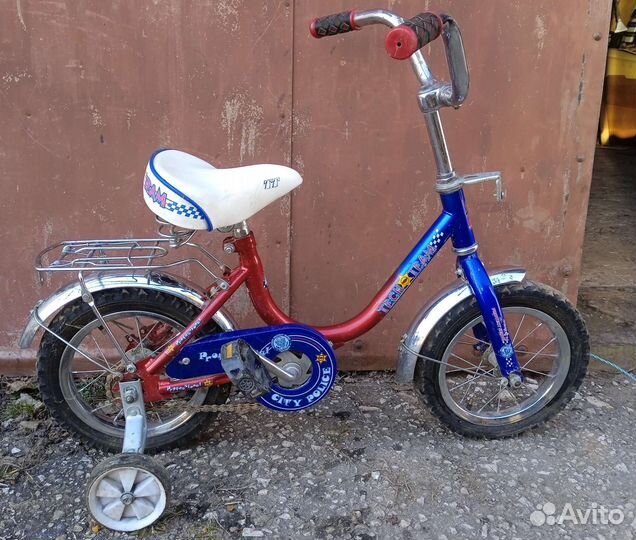 Детский велосипед с дополнительными колесами