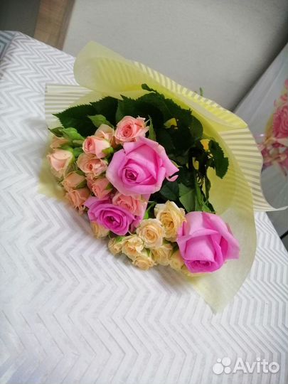 Букеты из цветов из пионов, роз и др