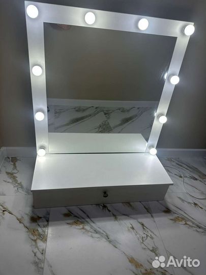 Гримерное зеркало с лампочками