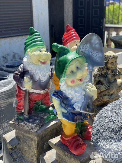 Скульптуры орел, гномики, волк и т.д