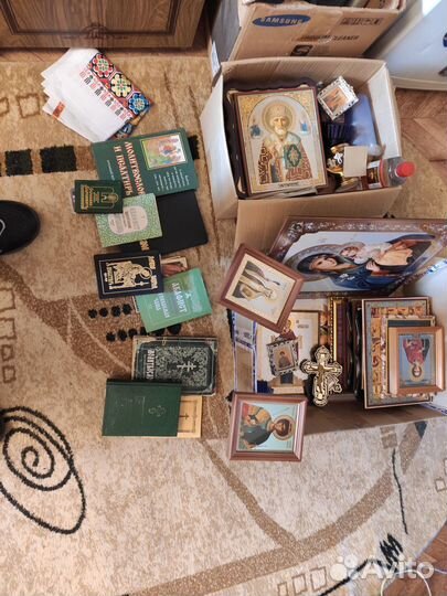 Иконы, церковные книги, утварь
