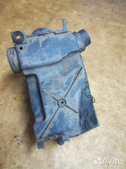 Корпус воздушного фильтра Passat B3