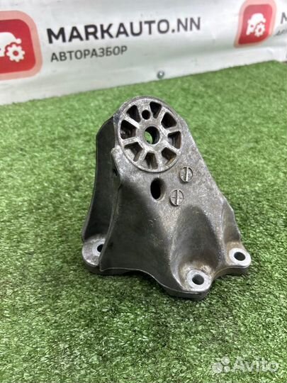 Кронштейн двигателя левый Audi Q7 4L 3.0 дизель