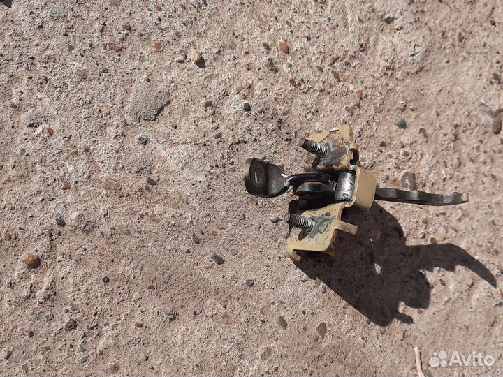 Ограничитель передней левой двери Peugeot 206