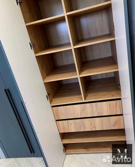 Современный распашной шкаф