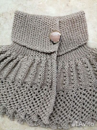 Женская вязаная манишка бежевая