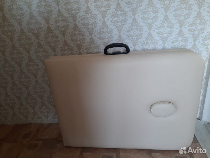 Массажный стол с вырезом