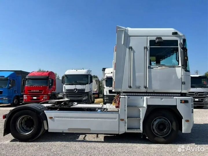 Pазбираем грузовик Renault Magnum III 2001-2008