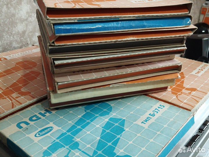 Пустые коробки с под катушек магнитофонных