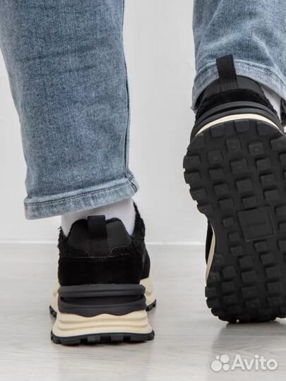 Кроссовки женские