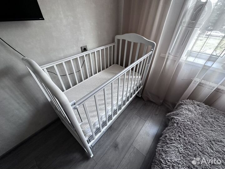 Детская кровать с маятником и ящиком