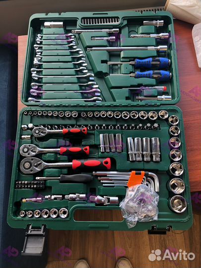 Набор инструментов автолюбителя в кейсе 121 пр