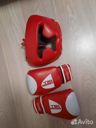 Боксерские перчатки 12 oz и шлем