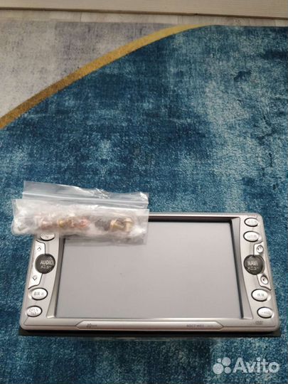 Автомагнитола с выдвижным экраном