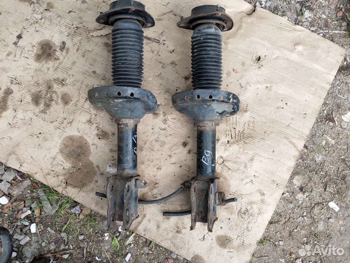 Стойка Aмортизатора передния на Subaru Tribeca B9