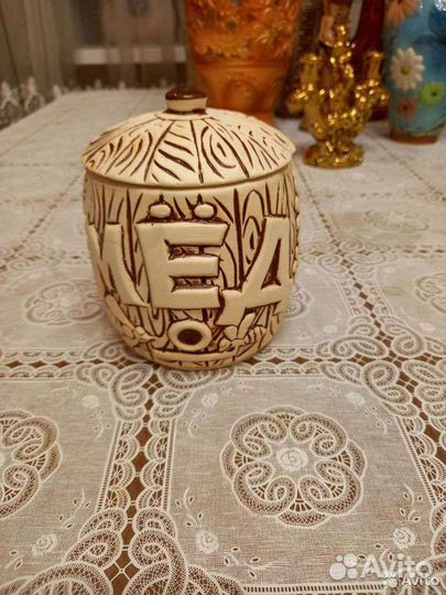 Статуэтки и вазы в ассортименте