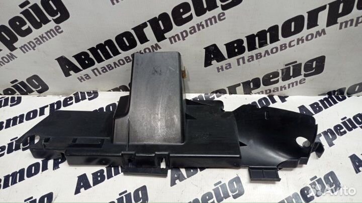 Дефлектор радиатора левый Volkswagen Touareg 7LA