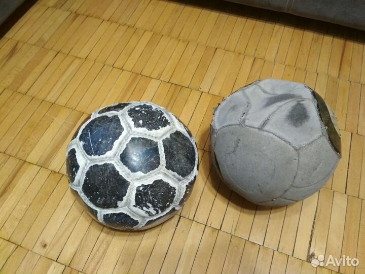 Футбольный мяч потрёпаный сильно