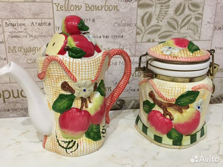 Заварочный чайник и сахарница