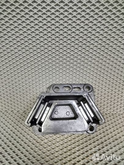 Подушка двс передняя X3000 2-а отверстия правая